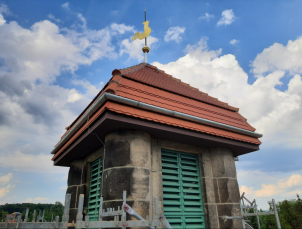 Turm mit restaurierter Bekrönung